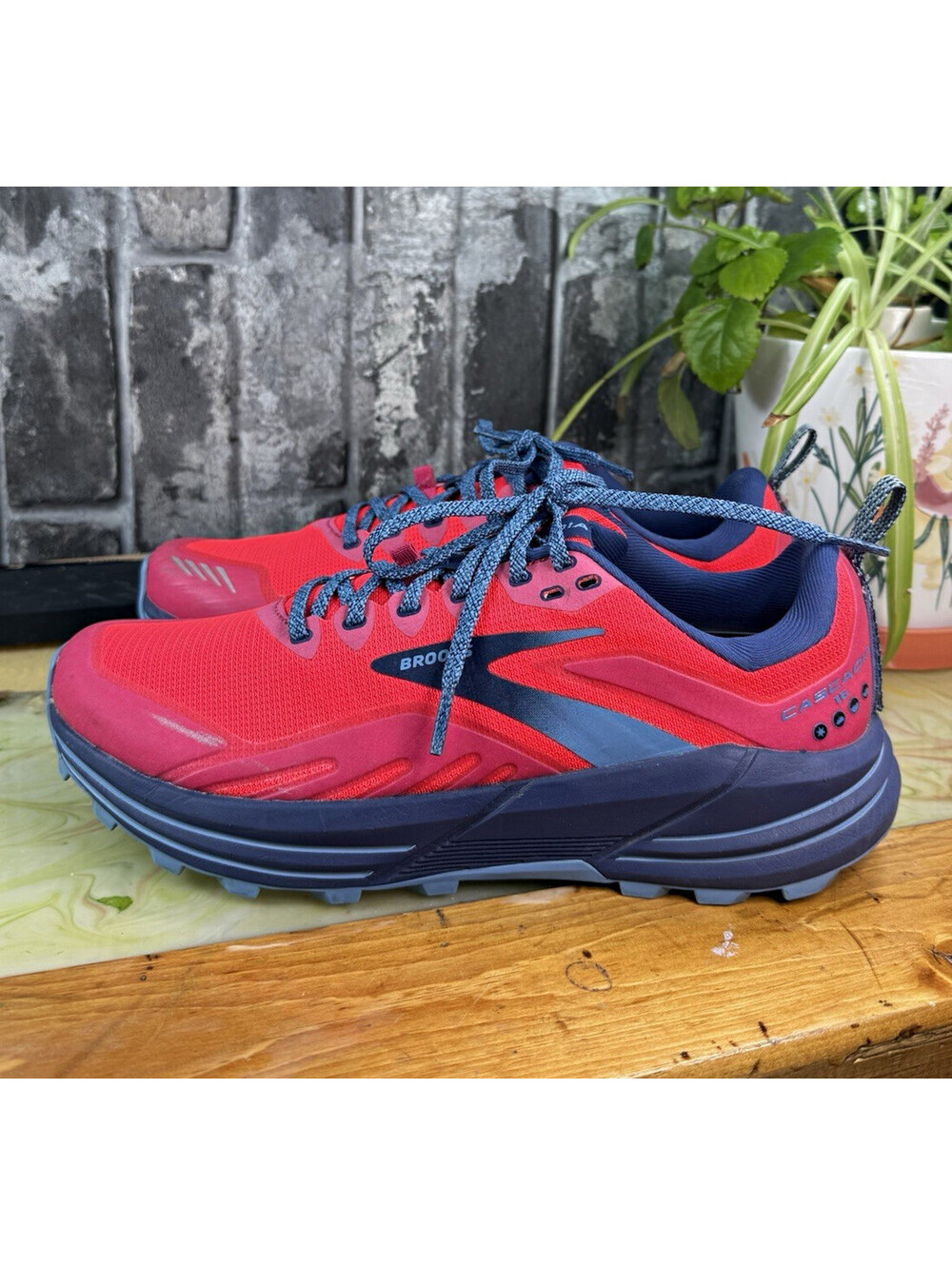 Brooks Cascadia 16 Women’s Pink/Cobalt Low Top Lace-Up Logo Mesh Rubber